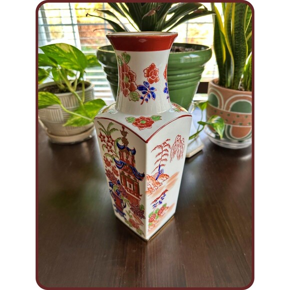 Vintage Japanese Imari-style Porcelain Vase Featuring a Temple / Floral Scenes - Picture 1 of 2